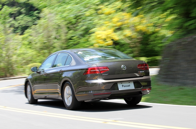 實際上路駕駛，其實 280 TSI 車型的動力差異與 330 TSI 其實並不明顯，低速起步時依然相當輕快，但隨著車速提升，在中高速域要進行再加速或是超車時，就顯得溫吞不少，加速反應不如 330TSI 還得順暢，不過整體而言尚稱夠用。