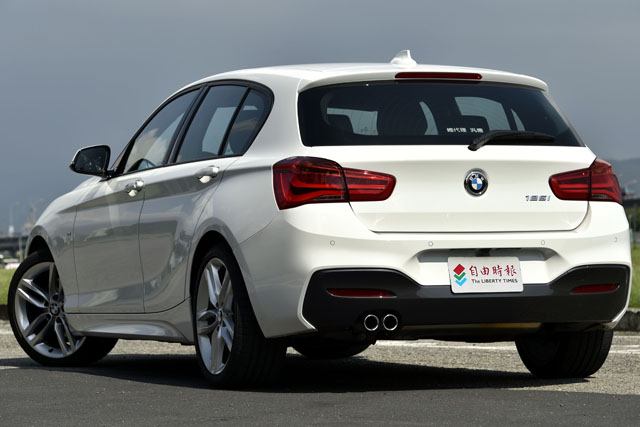 M Sport Package後保險桿下方有大面積的黑色分流設計，搭配左側單出的雙圓排氣尾管，展現有別於一般1系列掀背車的鋼砲跑格。