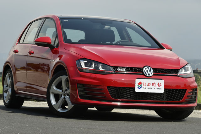2015年式福斯Golf GTI標配具動態自動轉向功能的遠近光氙氣頭燈及LED晝行燈。