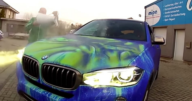 塗鴉藝術家Rene Turrek操刀這部BMW X6，在顏料包裝下，接觸到熱水的瞬間，車身化身巨碩的綠巨人浩克。（圖片來源／Youtube）