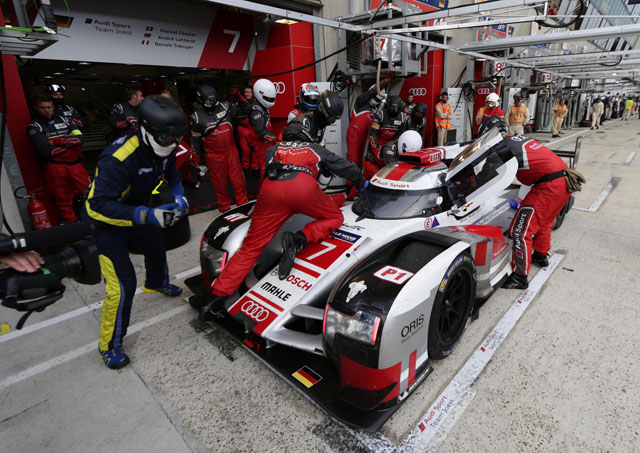 今年贏得LMP1組冠亞軍的兩輛保時捷919 Hybrid在24小時內分別進Pit 30次，而圖中這輛Audi陣營表現最佳的7號R18 e-tron quattro進Pit次數達32次之多，光從進Pit次數的差異，就可以知道Audi想贏比賽的難度很高。