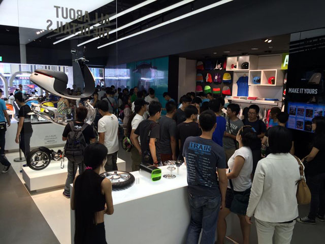 9點開始營業後，店內隨即擠滿前來預購的人潮。