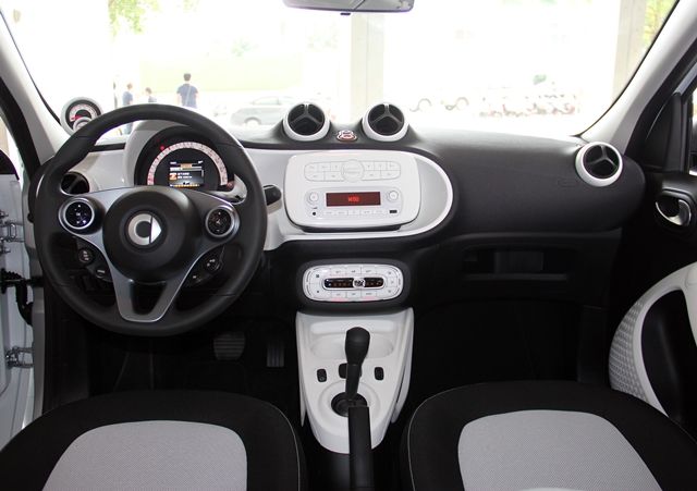 Smart Forfour也同樣沿用相似的線條，但更強調空間運用的便利性，後車門開啟角度可達85度。