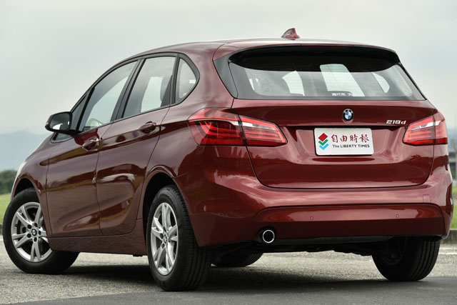 BMW 218d Active Tourer車頭標配附有LED雙光圈晝行燈的LED頭燈組，儘管有著1米55的厚實轎旅車身形，但精悍霸氣的車頭前臉依舊難掩BMW家族的動感DNA。