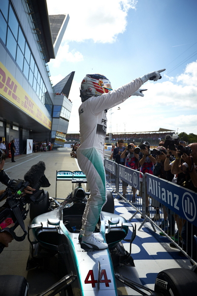 Mercedes-AMG PETRONAS 英國站奪冠