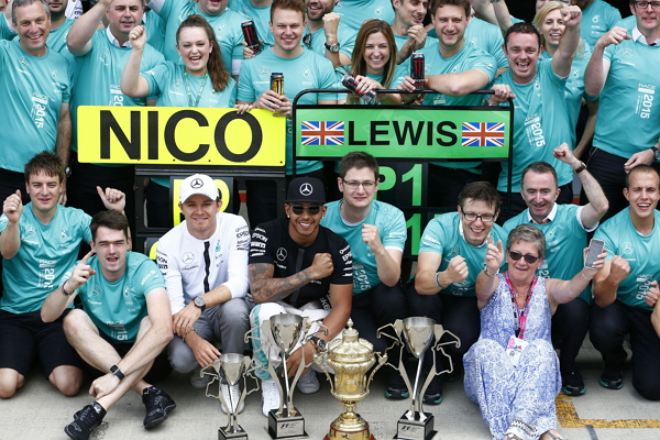 Mercedes-AMG PETRONAS 英國站奪冠