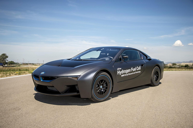BMW在2015年BMW Group創新日活動中，首度公開搭載氫燃料電池系統的BMW i8研究成果。