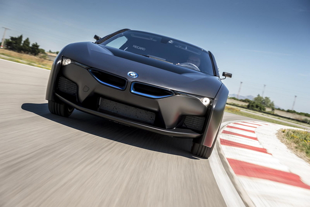 全新BMW i8運用大量的碳纖維材質以減輕車重，採用消光黑的車身塗裝，並搭配重新設計過的雙腎型水箱護罩及頭燈。