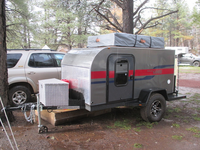 一家位於美國鳳凰城的公司Bivouac Camping Trailers便製造了各種大型、多功能的露營車；創辦人最打造了全地形越野式露營掛車MOAB系列。