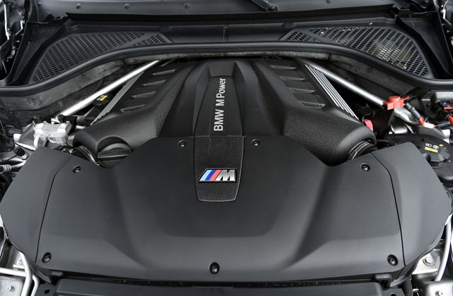 本車搭載4.4升V8 M TwinPower Turbo雙渦輪增壓引擎，可輸出575匹最大馬力，並在引擎2, 200～5,000轉間形成峰值達76.5公斤米的扭力高原。