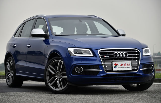 Audi SQ5外觀集4環品牌性能車冷冽動感的元素於一身，足下4只20吋雙肋5輻式大尺寸鋁圈，更將本車非凡的性能氣勢表露無遺。
