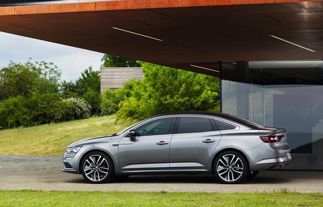 Talisman採用大量Renault-Nissan新世代設計概念，將大面積水箱護罩、品牌飾徽與頭燈組相連，同時也增添大量鍍鉻飾條點綴。