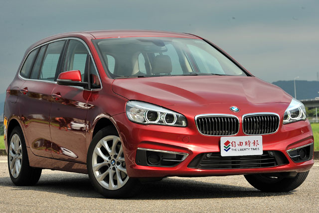 BMW 2系列Gran Tourer僅導入218d單一車型，車頭標配附有LED雙光圈晝行燈的LED頭燈組（含轉向輔助燈），這輛加選12萬元Luxury Line風格套件的試駕車前保險桿兩側進氣口還有鍍鉻飾框，水箱護罩亦升級為鍍鉻高光澤式樣。