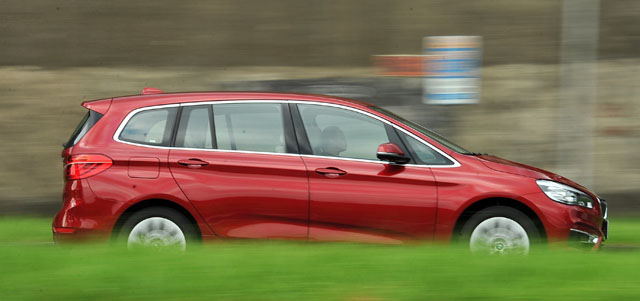 這輛218d GT是以BMW集團代號UKL的前驅底盤平台所打造，但實際駕馭過後發現並不會跟該品牌的FR後驅車有太大落差；其0～100公里／時加速需時9.5秒，以7人座轎旅車而言還算恰如其分。