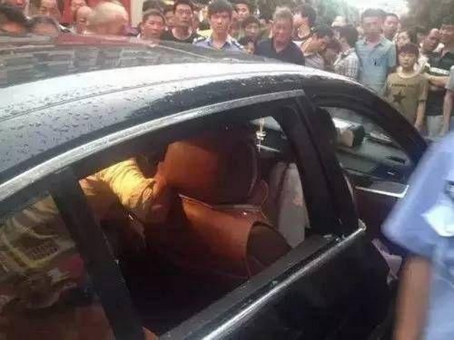 一名幼童遭反鎖在車內，但其母親卻極力阻止消防人員砸破她BMW的車窗來救兒子，生怕要花上一筆維修費。