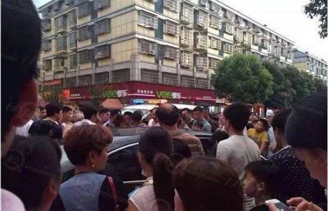 這名婦人十分愛惜她的BMW轎車，似乎是不容許它受到任何傷害，連兒子被鎖在車內也緊張，引起圍觀民眾怒轟。