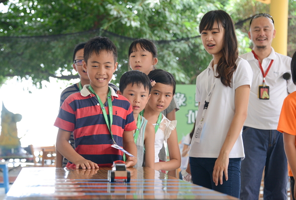 活動關卡將交通知識結合遊戲，以推小汽車的方式教導學童馬路速限規則。