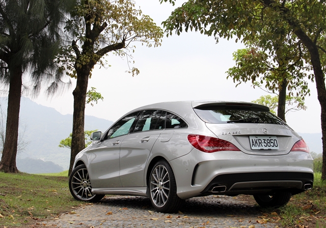 CLA Shooting Brake與CLA擁有近乎一模一樣的車頭造型，不論是頭燈、水箱護罩甚至是前保桿線條，你很難一眼就辨認出他們的身份。