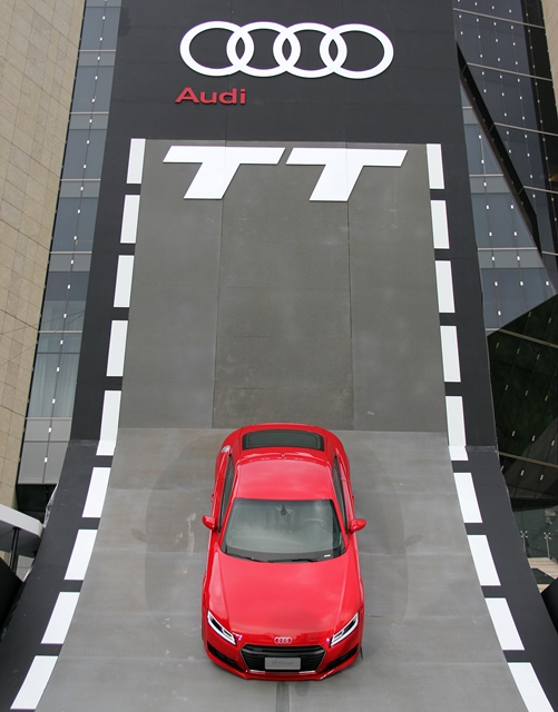 Audi TT搭載的這套quattro四驅系統，乃是以後輪驅動為主的調校方式，最多可將100%的動力完全傳遞至後軸。