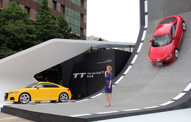 全新第三代Audi TT在2014年北美車展中首發，在外型設計上增添更多幾合圖型線條，同時更融入當家旗艦超跑R8的設計語彙。