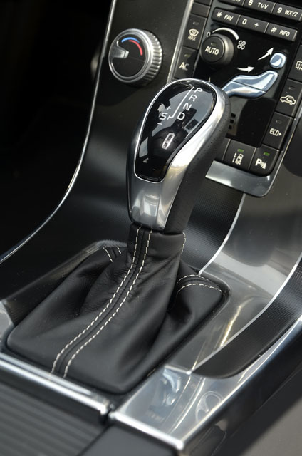 Volvo與日本Aisin AW合作開發的Geartronic 8速手自排變速系統，動力傳輸反應更平順有效率，對駕駛樂趣與油耗表現都有實質助益。
