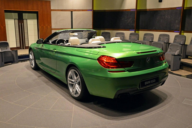 BMW 650i Convertible採Java Green消光綠車身塗裝，極鮮豔的色澤。
