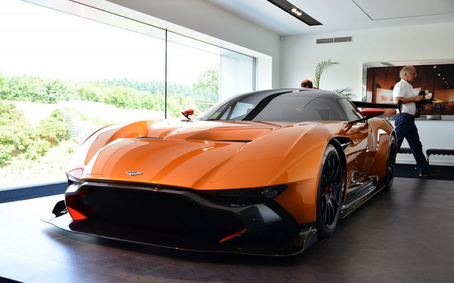 Aston Martin Vulcan日前被捕捉到在紐博格林賽道的測試中心現蹤，以一身亮橘色的車身塗裝亮相。