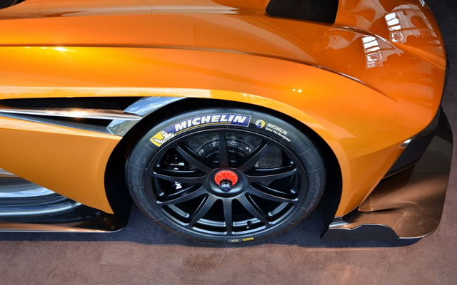 制動系統使用的是來自F1科技的Brembo碳纖維剎車，結合前輪6活塞卡鉗、及後輪的4活塞卡鉗。