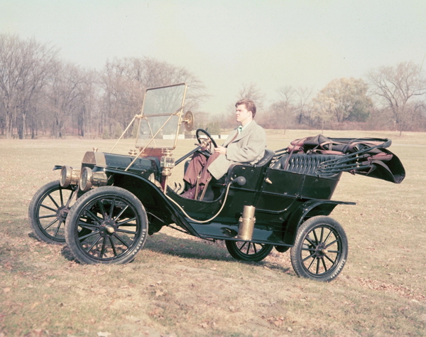 Ford Model T 於 1908 年開始生產製造，是汽車開始走向平民化的代表。透過大量生產，使得福特 T 型車的售價平易近人，讓一般人民能輕鬆擁有汽車。