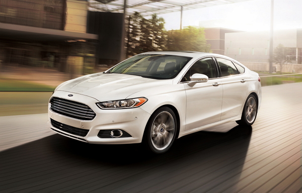 2013 年問世的 Ford Fusion（Ford Mondeo）以寬敞的座艙空間取代過往的三廂設計，成為房車的代名詞。Fusion 也是首款同時提供 EcoBoost、油電複合動力系統與插電式油電複合動力等多元動力的車款。