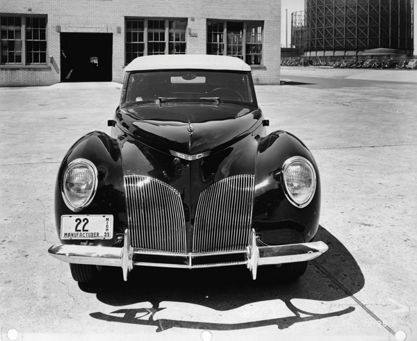 1937 年生產的Lincoln Zephyr 為福特設計部門的首款作品，其所運用的水箱罩設計，至今仍是 Lincoln 車系最容易讓人辨識的品牌基因。