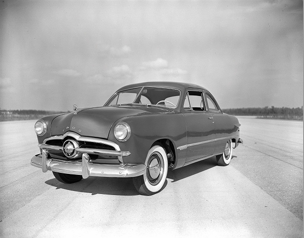 二戰後發表的Ford(1949)車系，具有新的設計語彙，在保桿、鍍鉻飾條、車側飾條、水箱罩等處融入航空飛行器的設計概念，也是亨利‧福特二世接手後的新世代福特汽車。