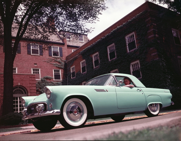 1955 年生產的 Thunderbird 憑著不鏽鋼車身與V8引擎，Thunderbird被賦予了強烈個人特色，其中帶有白邊的輪胎、如飛機般的前擋風玻璃設計等都是最佳特色，成為了汽車大城底特律最具魅力的指標。