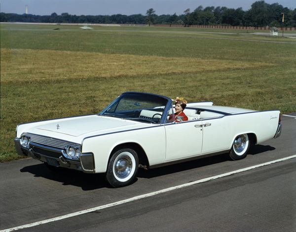 1964 年生產的Lincoln Continental 原本僅為Henry Ford之子Edsel Ford個人所設計，其獨特的尾鰭、鍍鉻飾條、水箱罩設計獲得市場極大關注，因而投入量產行列。1964年更決定將其車身加長，突顯其優雅線條。