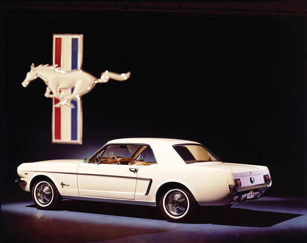 與迷你裙同於1964年誕生的Mustang 美式肌肉車，完整的展現了叛逆風格，且平價的身份，更讓所有消費者可輕鬆的入主，在許多影集中也可經常見到它的身影。
