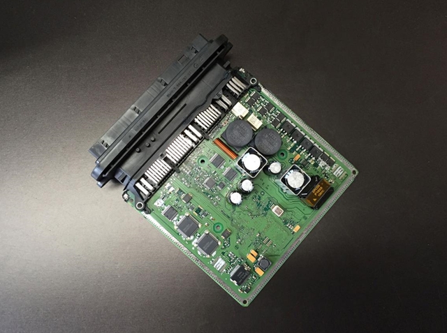 G-Power為435d xDrive設計了專屬的改裝晶片D-Tronik 2 V1，能夠將435d xDrive的最大動力一舉調升67hp/12.8kgm，動力輸出達到驚人的380hp/77kgm。