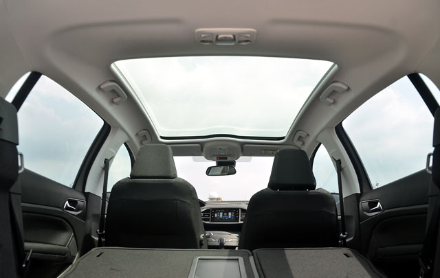 ACTIVE+車型以上皆標配Cielo全景式雙層膠合強化玻璃車頂。