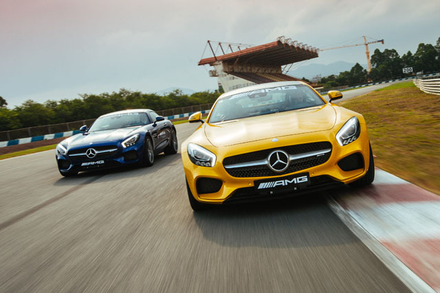 記者日前參加了AMG Driving Academy在珠海國際賽車場舉行的進階駕訓課程，不僅可學習到攻略這條賽道的駕駛技巧，還可以開著國內剛上市的AMG-GT S跑車與其他AMG性能勁駒在賽道上跑個過癮。