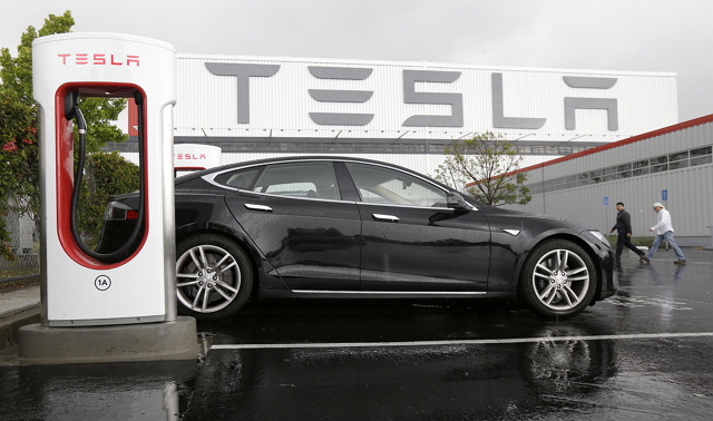 Tesla成功研發一款能夠自行尋找充電孔、有如蛇狀的長型充電線。（圖片來源／美聯社）