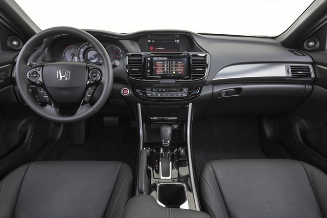 全車系標配Honda Sensing主動安全系統，俱備主動式巡航系統、前方碰撞預警系統、車道偏移警示系統、車道偏離主動修正系統、路面偏離警示以及自動煞車系統。