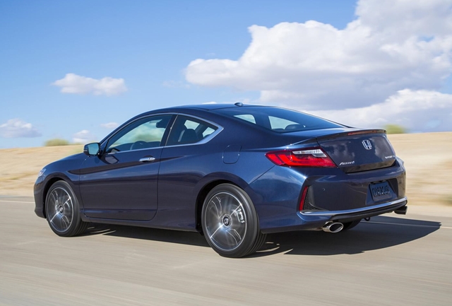 2.4升車型搭配CVT變速箱或六速手排變速箱，3.5升V6則是配置六速手自排或六速手排變速箱。