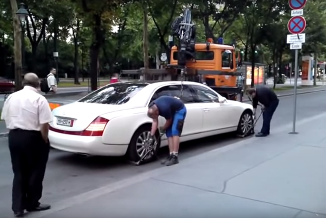 這輛Maybach 62S台幣可是要價3500萬元，司機最後只能放棄，免得賠了夫人又折兵啊！（圖片來源／翻攝自Youtube）