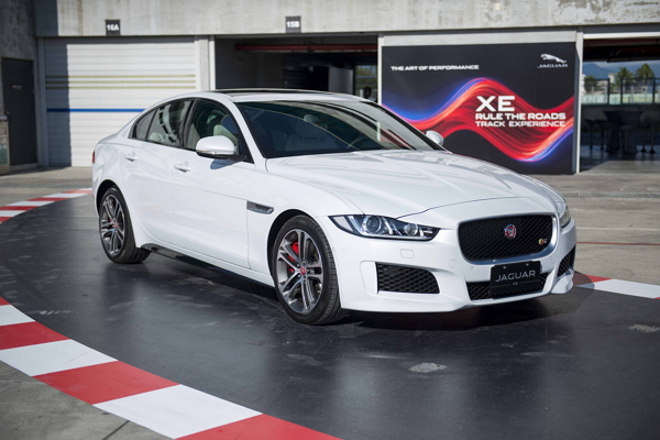 全新 Jaguar XE 四門轎跑採用與 F-TYPE 同等級的跑車化底盤，並具有全鋁合金前雙 A 臂懸吊系統、航太級全鋁合金車體結構、車身前後 50:50 的配重等特色。