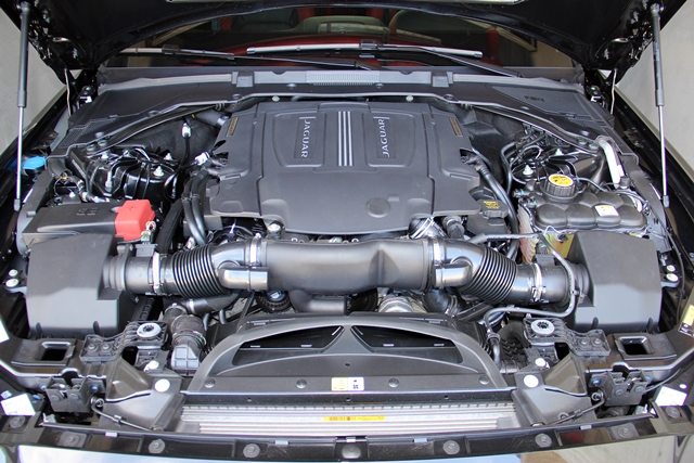 3.0升V6機械增壓引擎擁有340hp/45.9kgm最大動力，原廠公佈0~100km/h加速成績為5.1秒。