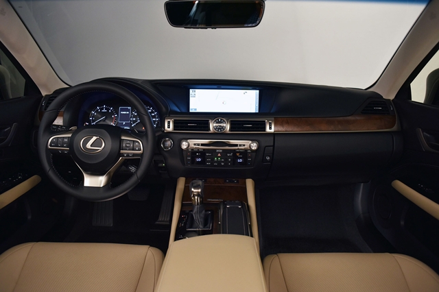 車室部份大致上仍維持與先前相同的佈局，不過新增三幅式方向盤、12.3吋多媒體整合液晶螢幕以及Lexus Remote Touch多媒體整合系統。