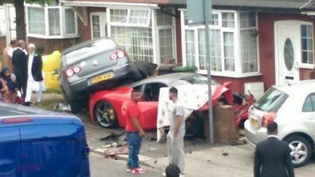 這部Ferrari 458租給一名男子，竟在英國盧頓發生三車追撞車禍事件。