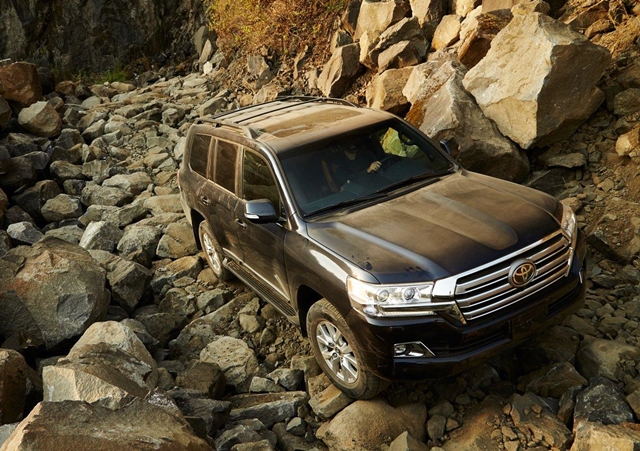 小改款車型除了內外裝的變動之外，Toyota原廠更為Land Cruiser換上全新的變速箱。