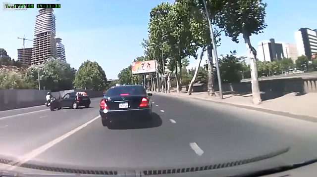 這起意外發生在喬治亞的首都Tbilisi，這名迴轉的粗心駕駛直接冷不防地撞上一台疾駛而過騎士。