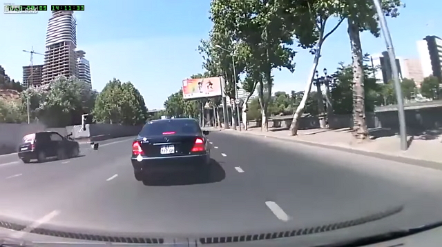 更令人驚訝的是，那部摩托車上竟還載有一名乘客，由於撞擊速度之快，不仔細看還以為只有一人倒地。