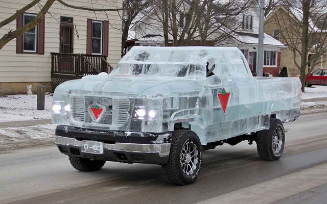 Chevy Silverado 2500 HD結冰皮卡加上冰塊的重量，全車共重達1.5萬磅，光是結冰部分就有1.1萬磅。